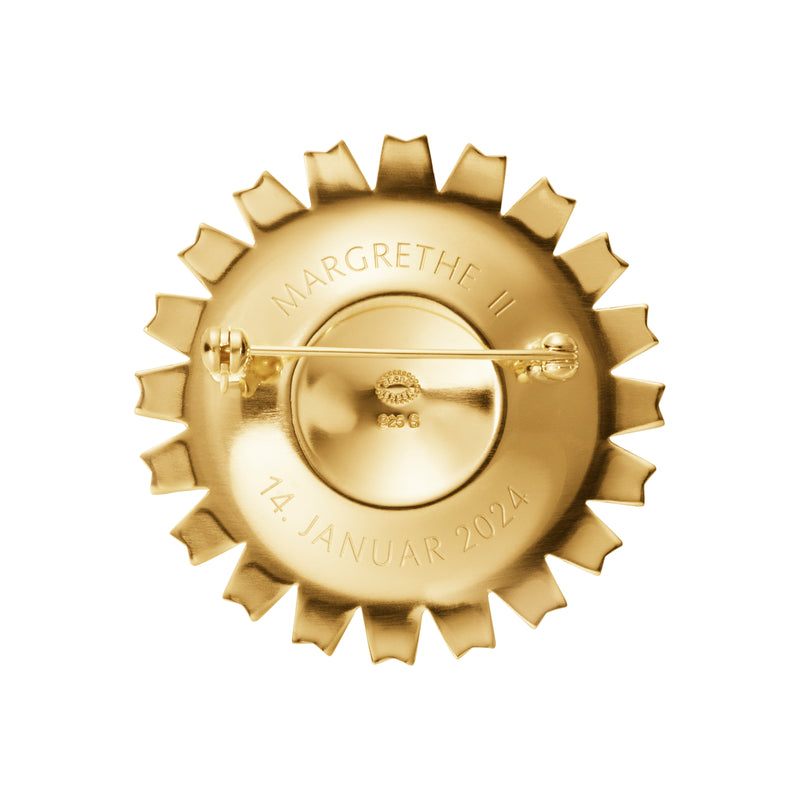 DAISY SUCCESSION OF THE THRONE BROOCH SI GP WHITE ENAMEL 43