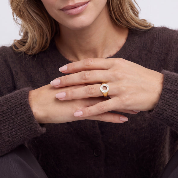 RING MELZO - 18 KARAT FORGYLDT, MED HVIDE ZIRKONIA.