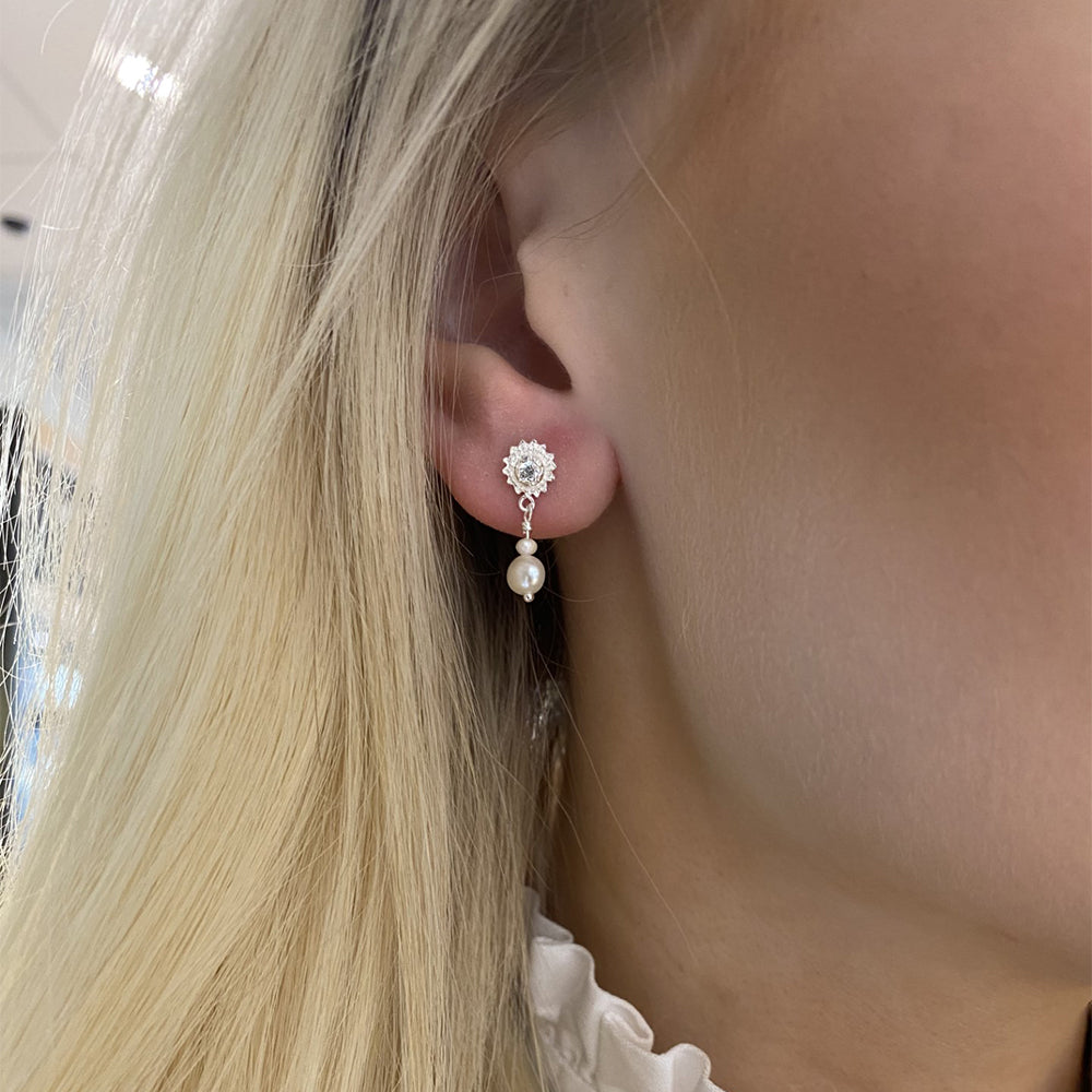 Isabell Sterling Sølv Ørestikker fra Smykkekæden med Perle