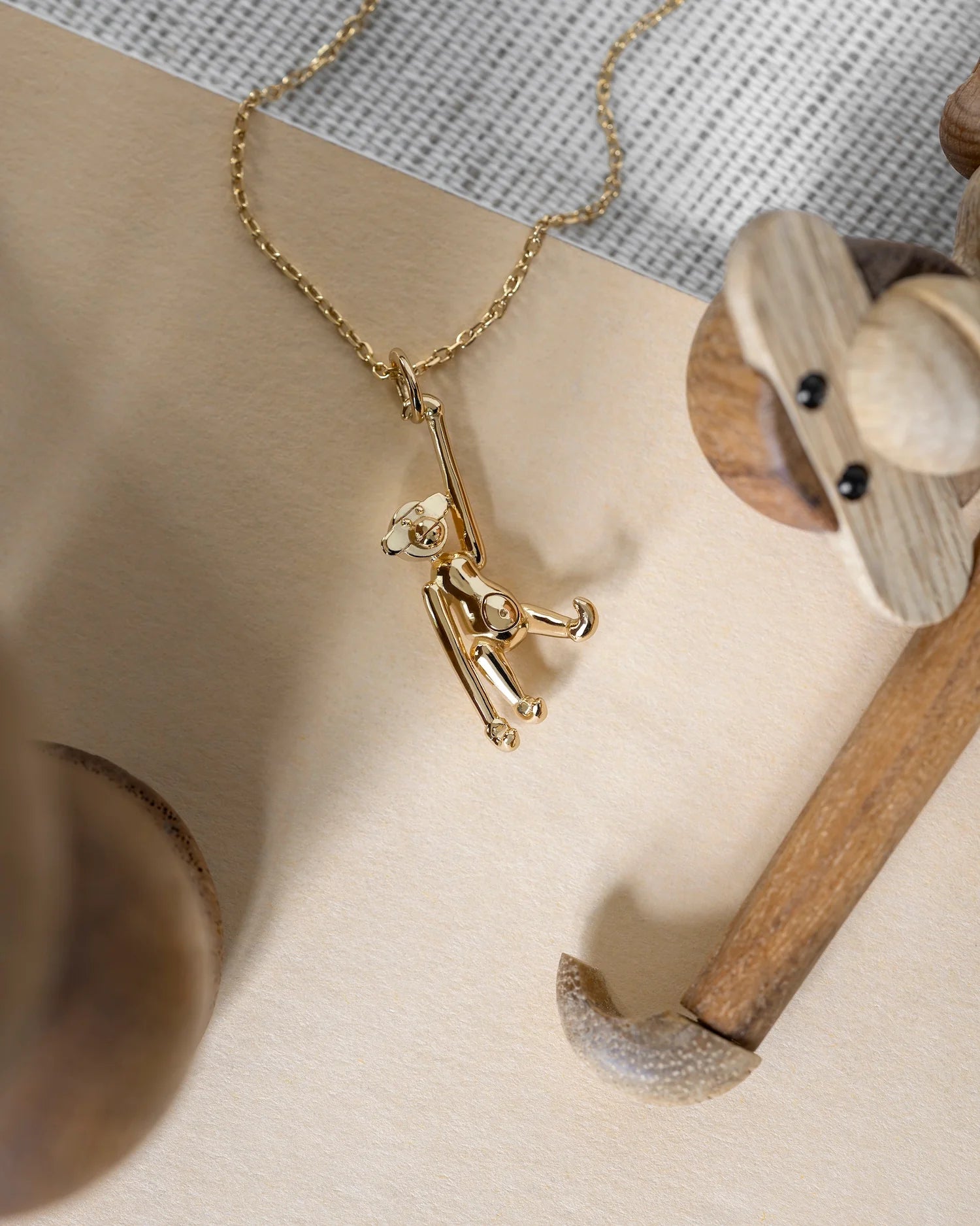 ABE I 18 KARAT FORGYLDT SØLV MED KÆDE