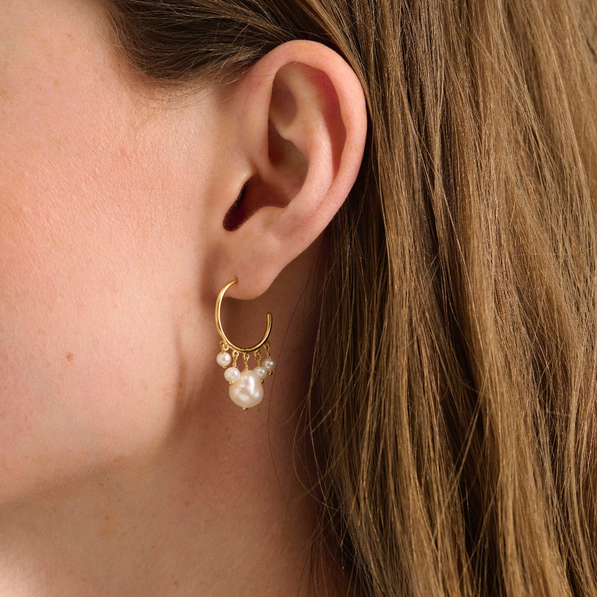 Pernille Corydon Bay Hoops Forgyldt Sølv Øreringe med Ferskvandsperler