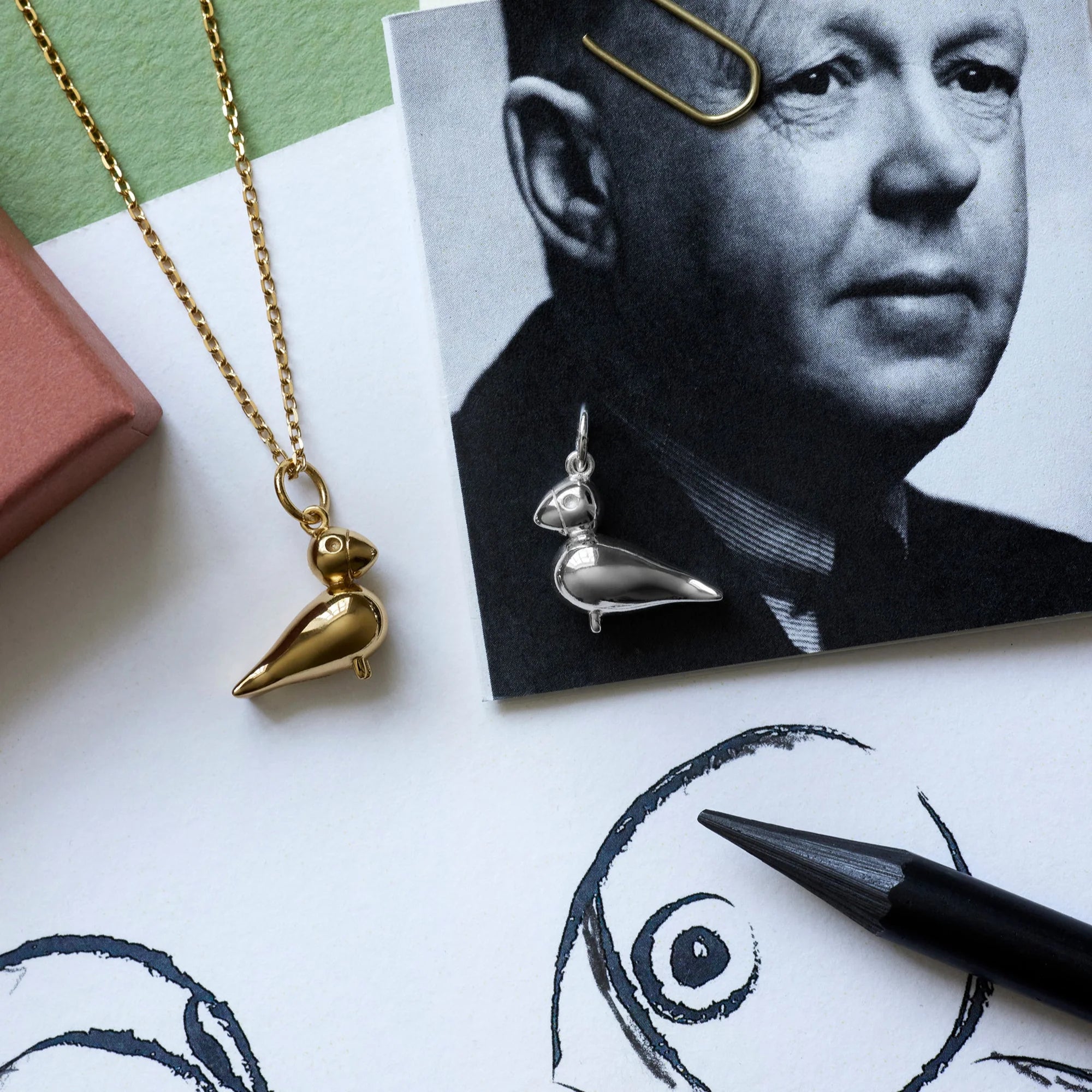 SANGFUGL I 18 KARAT FORGYLDT SØLV MED KÆDE