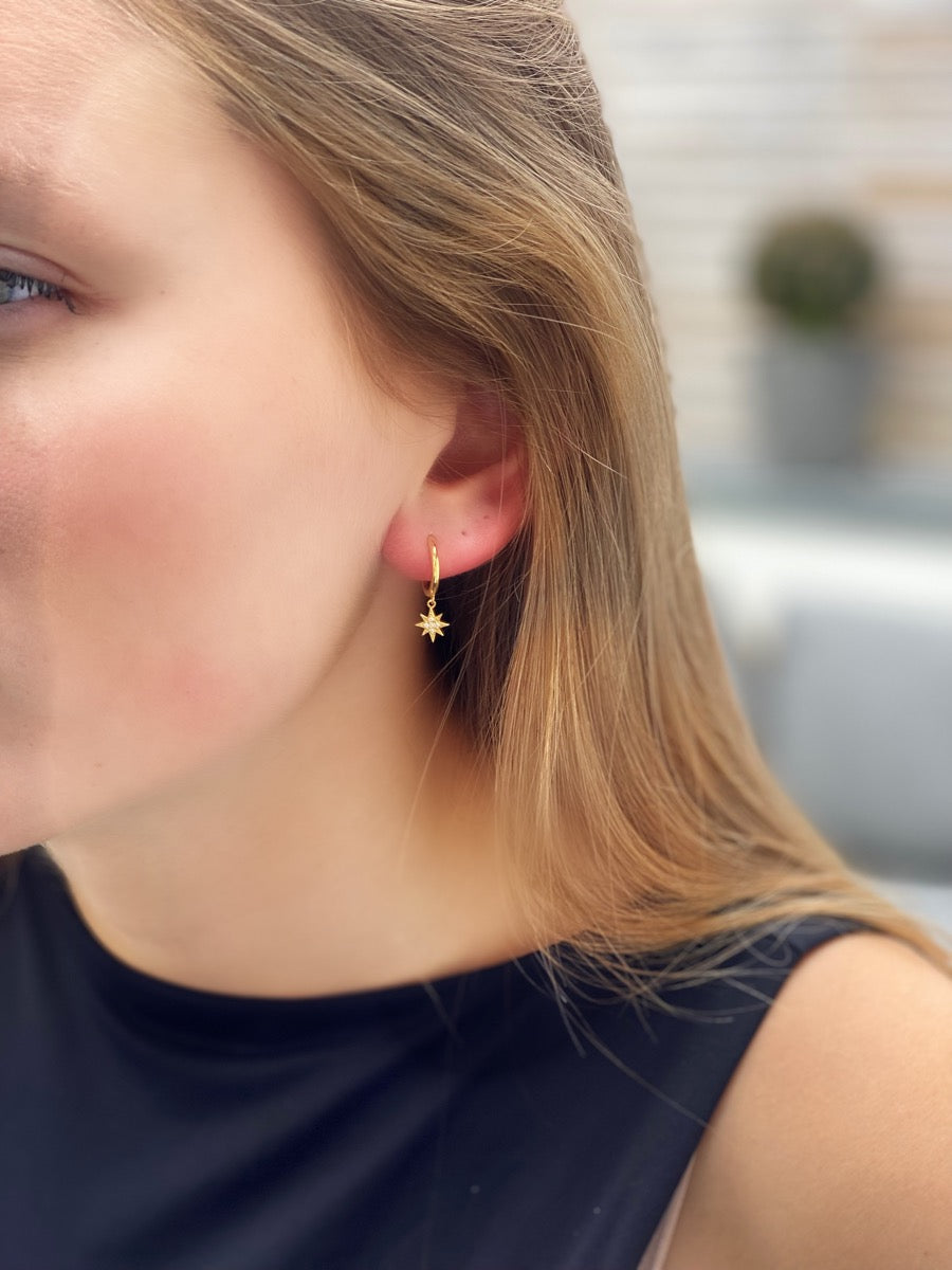 Smykkekæden Isabell Ørestikker i Forgyldt Sølv