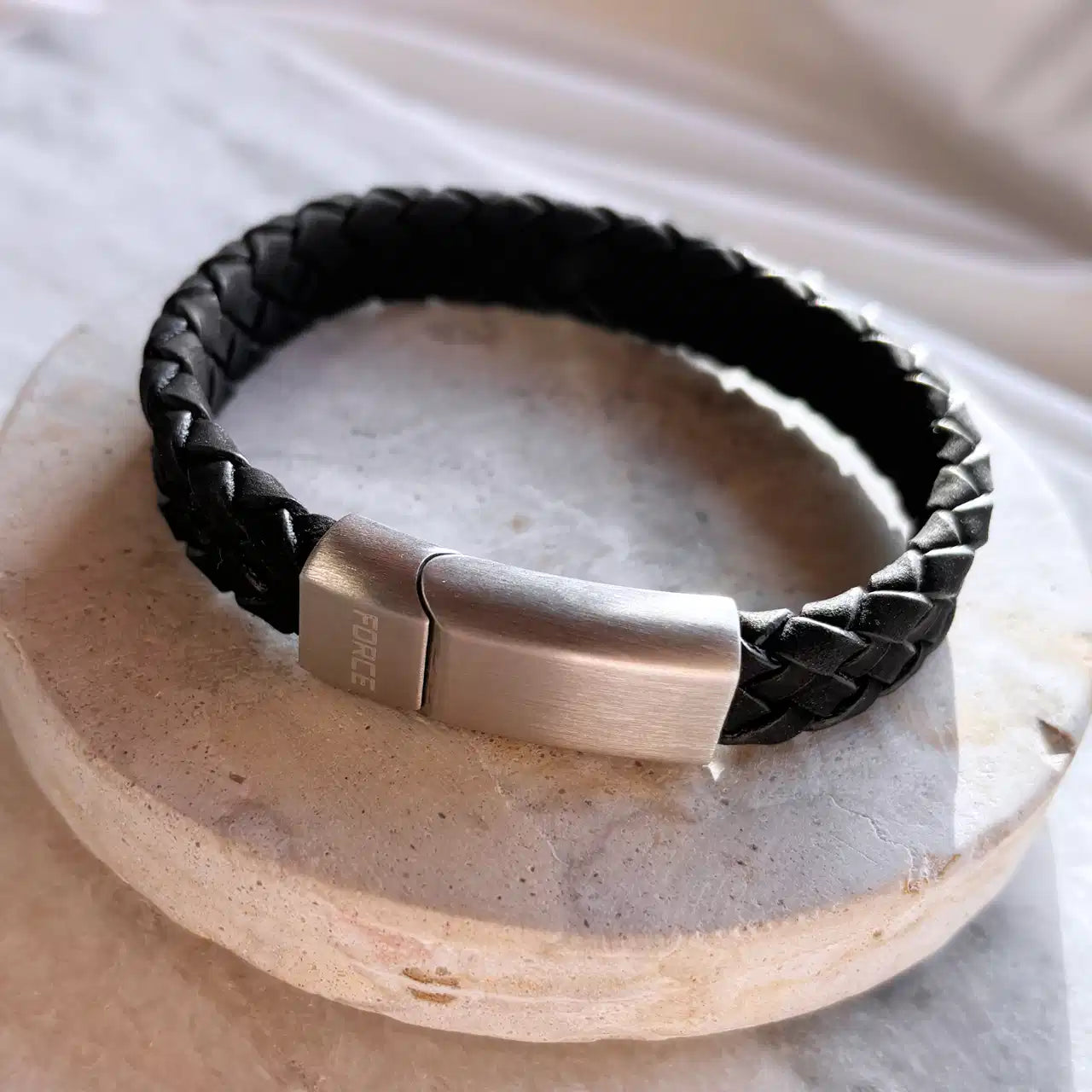 FORCE ARMBÅND SORT FLETTET LÆDER STÅL LÅS