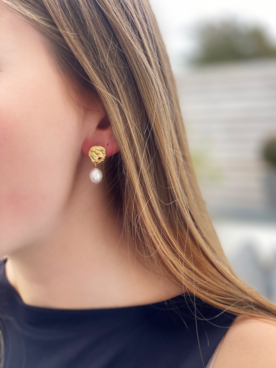 Smykkekæden Isabell Forgyldt Sølv Ørestikker med Ferskvandsperler