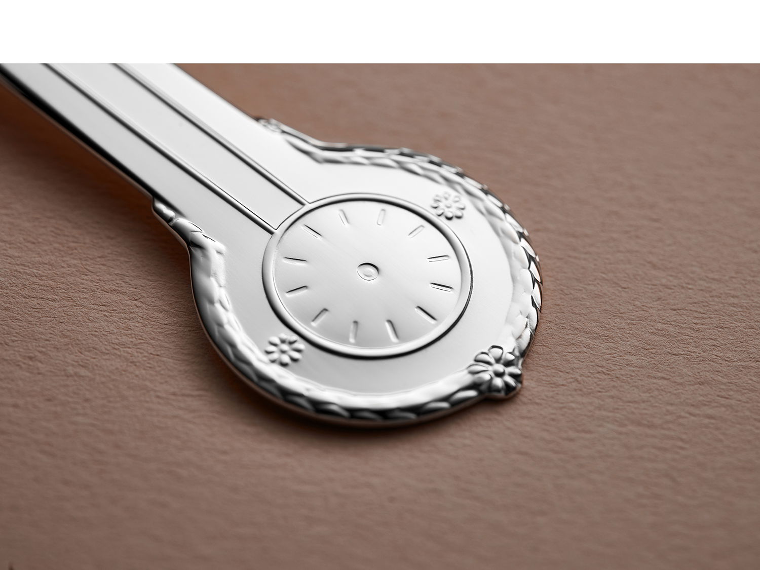 GENSE DÅBSSKE KLOKKE M/BLOMSTER 15,5 CM BLANK 830