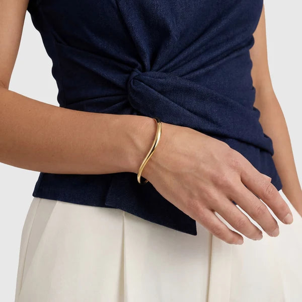 ARMRING INFINITO - 18 KARAT FORGYLDT, MED EN BLANKPOLERET OVERFLADE.