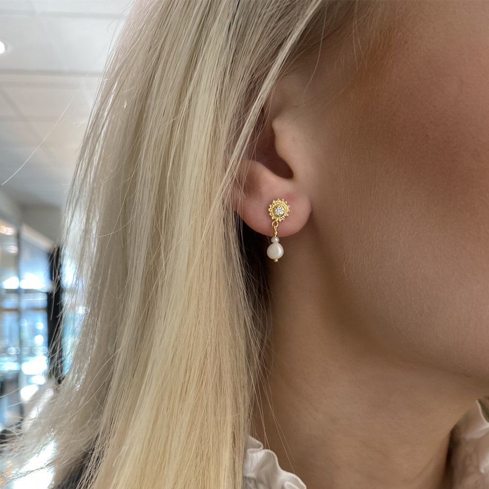 Smykkekæden Isabell Ørestikker i Forgyldt Sølv med Perle