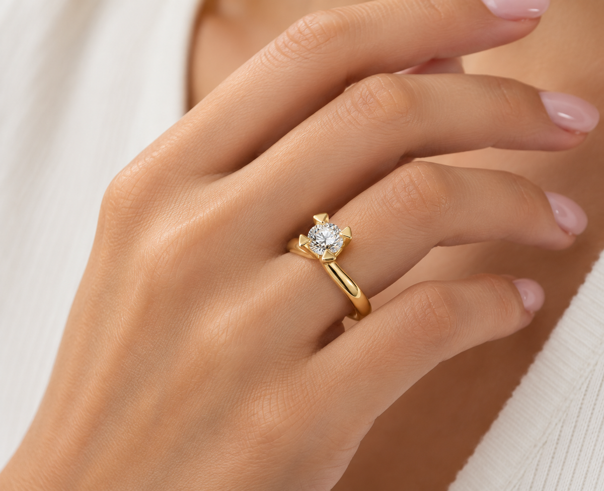 14 KT GULDRING MED 1,0 CT DIAMANT