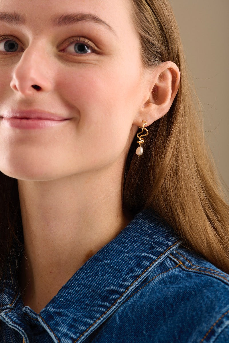 Pernille Corydon Small Bay Sterling Sølv Øreringe med Baroque Ferskvandsperle