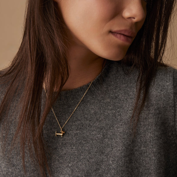 GRAVHUND I 18 KARAT FORGYLDT SØLV MED KÆDE