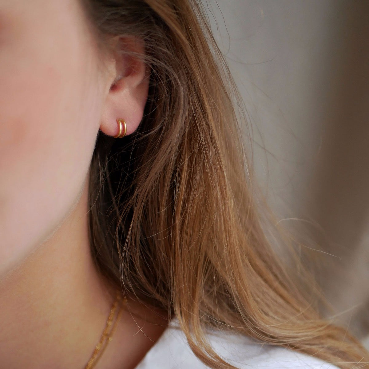 Enamel Double Loop Forgyldt Sølv Ørestikker E39GM