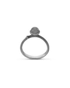 OLE LYNGGAARD LOTUS TINY RING MED GRÅ MÅNESTEN